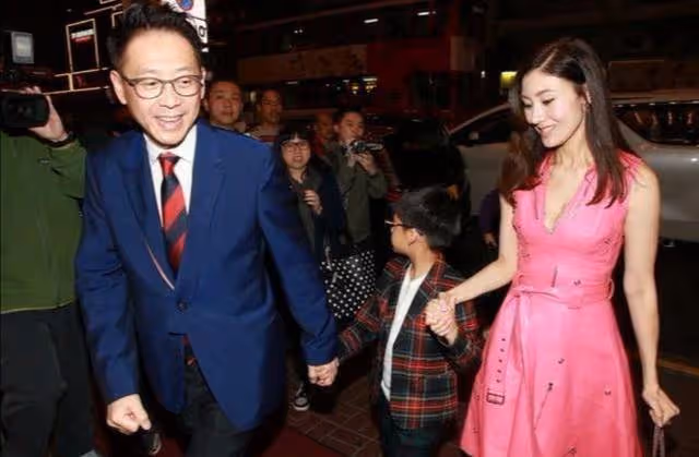 「最美港姐」李嘉欣骨子裡有了豪門氣質,穿「芭比粉」也不顯俗氣,美得很優雅
