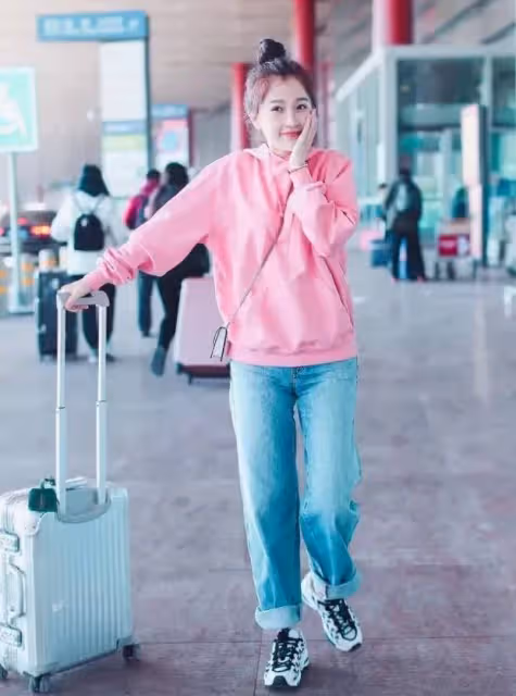 「最美港姐」李嘉欣骨子裡有了豪門氣質,穿「芭比粉」也不顯俗氣,美得很優雅