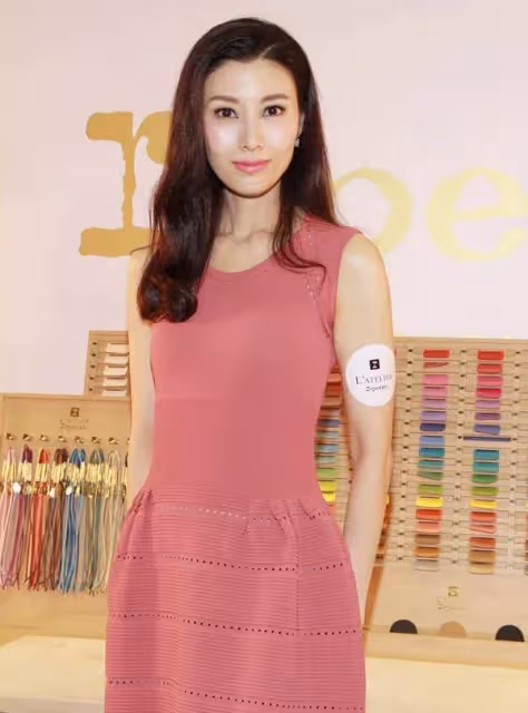 「最美港姐」李嘉欣骨子裡有了豪門氣質,穿「芭比粉」也不顯俗氣,美得很優雅