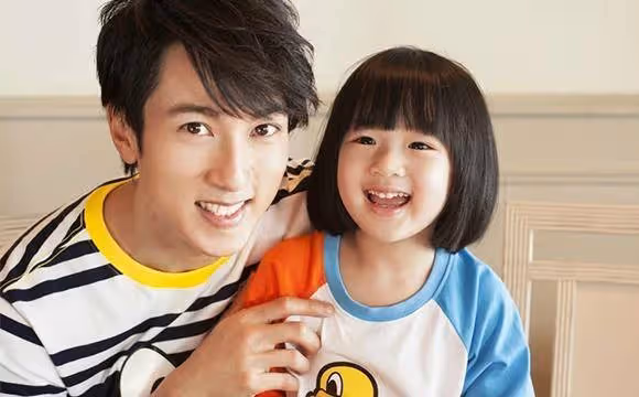 同是「凍齡」男生,吳尊女兒已經夠美了,但是看到賀軍翔的女兒,網友:才知道什麼是女神