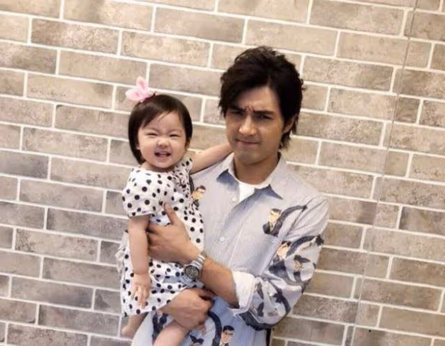 同是「凍齡」男生,吳尊女兒已經夠美了,但是看到賀軍翔的女兒,網友:才知道什麼是女神