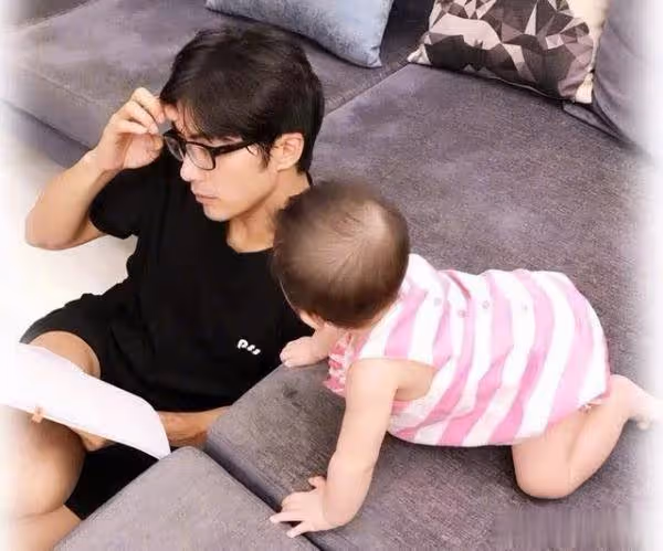 同是「凍齡」男生,吳尊女兒已經夠美了,但是看到賀軍翔的女兒,網友:才知道什麼是女神