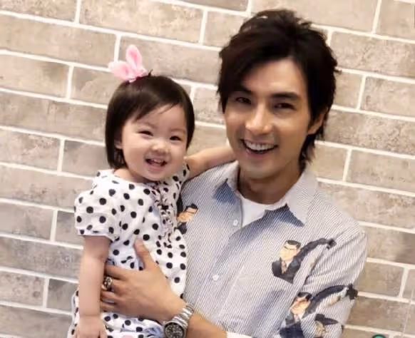 同是「凍齡」男生,吳尊女兒已經夠美了,但是看到賀軍翔的女兒,網友:才知道什麼是女神