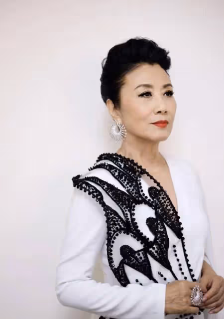 汪明荃真是無齡美魔女!75歲穿搭精緻不老氣,她掌握了穿搭密碼,網友:她自帶氣場