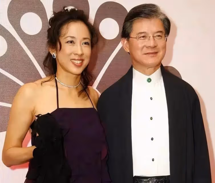 64歲朱玲玲與富豪老公牽手逛街，朱玲玲保養好氣質不輸兒媳郭晶晶