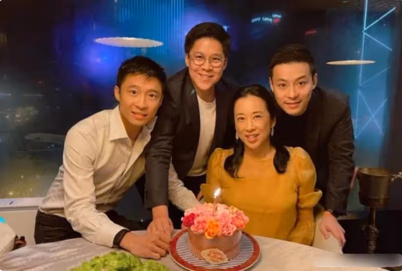 64歲朱玲玲與富豪老公牽手逛街，朱玲玲保養好氣質不輸兒媳郭晶晶