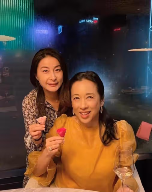 64歲朱玲玲與富豪老公牽手逛街，朱玲玲保養好氣質不輸兒媳郭晶晶