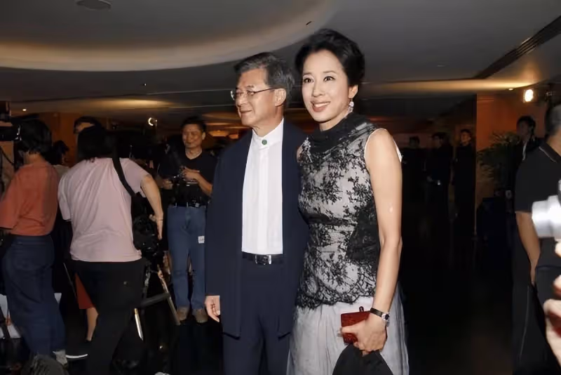 64歲朱玲玲與富豪老公牽手逛街,朱玲玲保養好氣質不輸兒媳郭晶晶