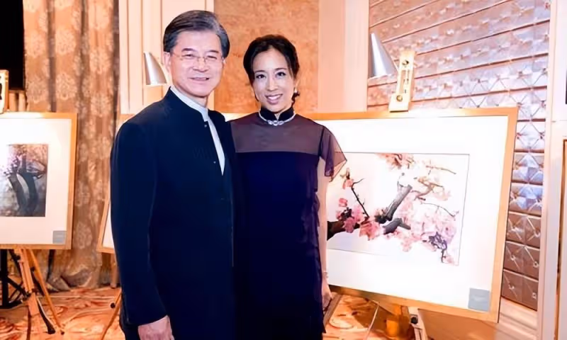 64歲朱玲玲與富豪老公牽手逛街,朱玲玲保養好氣質不輸兒媳郭晶晶