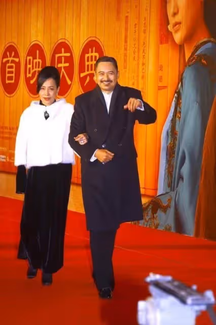 周潤發老婆看不出有63歲,用披肩配絲絨裙,看著低調卻很有貴氣感