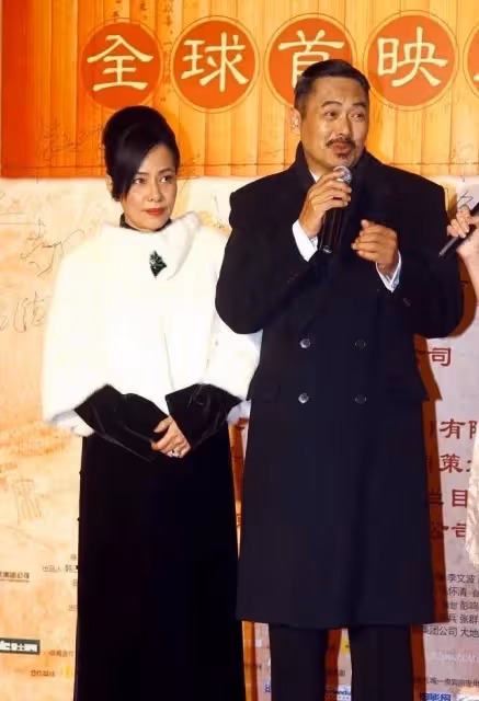 周潤發老婆看不出有63歲,用披肩配絲絨裙,看著低調卻很有貴氣感
