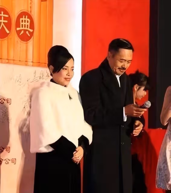 周潤發老婆看不出有63歲,用披肩配絲絨裙,看著低調卻很有貴氣感