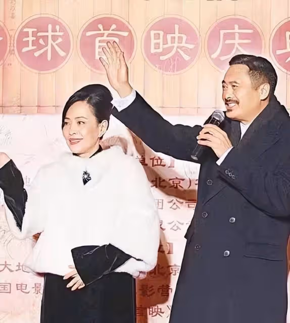 周潤發老婆看不出有63歲,用披肩配絲絨裙,看著低調卻很有貴氣感