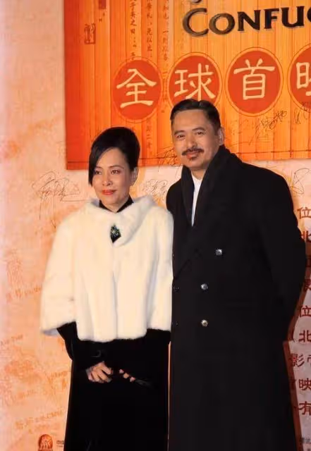 周潤發老婆看不出有63歲,用披肩配絲絨裙,看著低調卻很有貴氣感