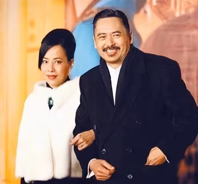 周潤發老婆看不出有63歲,用披肩配絲絨裙,看著低調卻很有貴氣感
