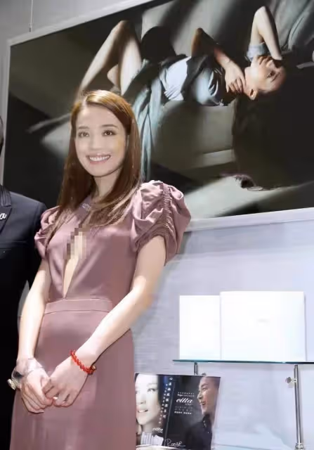 舒淇不愧是性感尤物,穿豆沙粉禮裙,前方「開縫到胃」大秀事業線,盡顯好身材,46歲身材氣質依舊