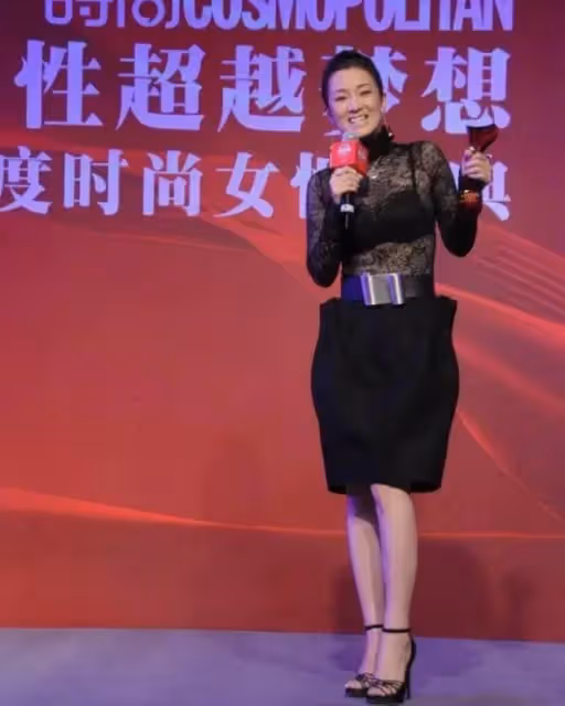 鞏俐不愧是「鞏皇」,透視上衣配花苞短裙張揚又個性,氣場十足,一般人真駕馭不了