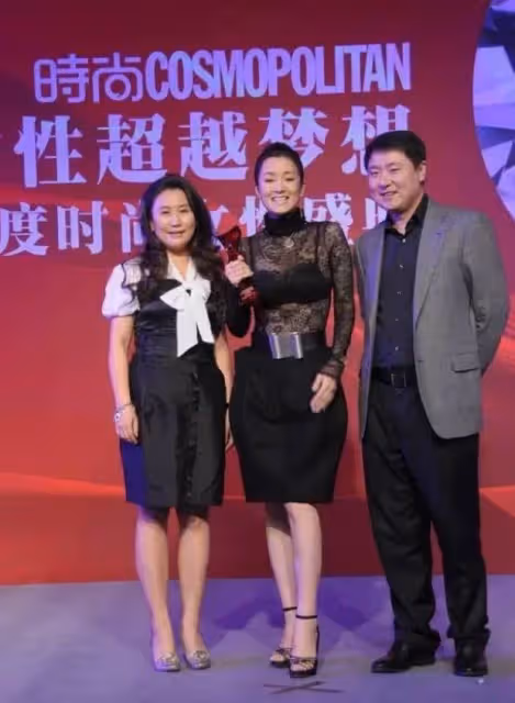 鞏俐不愧是「鞏皇」,透視上衣配花苞短裙張揚又個性,氣場十足,一般人真駕馭不了