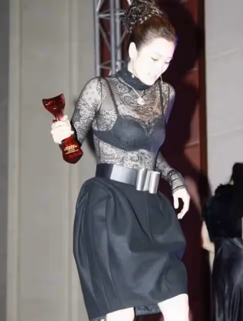 鞏俐不愧是「鞏皇」,透視上衣配花苞短裙張揚又個性,氣場十足,一般人真駕馭不了