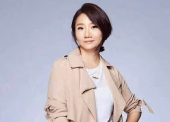 陶晶瑩「素顏」現身機場!捂嘴燦笑讓人不敢認,網友:像是換了一個人❗️