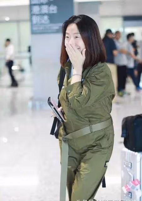 陶晶瑩「素顏」現身機場!捂嘴燦笑讓人不敢認,網友:像是換了一個人❗️
