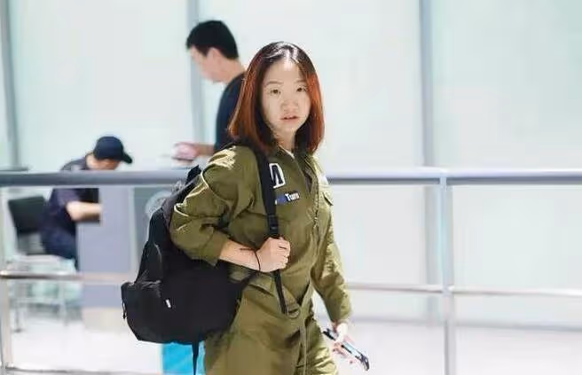 陶晶瑩「素顏」現身機場!捂嘴燦笑讓人不敢認,網友:像是換了一個人❗️