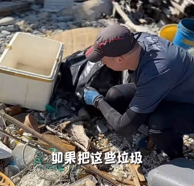 唐文龍約50歲男星海邊撿垃圾,直接跪地不嫌髒,對方踩鐵釘疑受傷