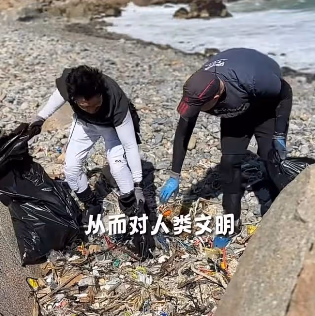 唐文龍約50歲男星海邊撿垃圾，直接跪地不嫌髒，對方踩鐵釘疑受傷