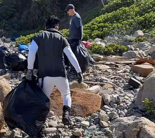唐文龍約50歲男星海邊撿垃圾，直接跪地不嫌髒，對方踩鐵釘疑受傷