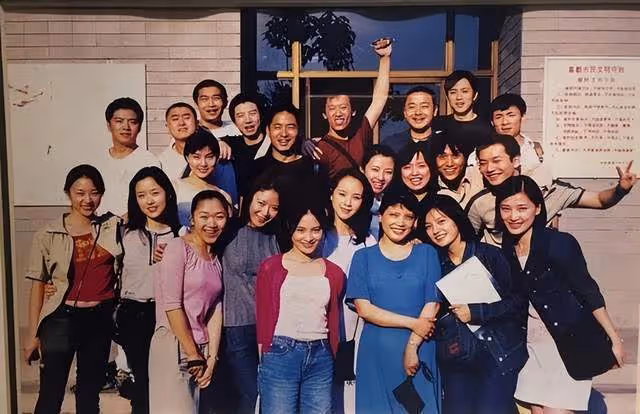 靳東冬至迎46歲生日,李佳曬疊羅漢照為其慶生,兩子騎坐爸爸身上