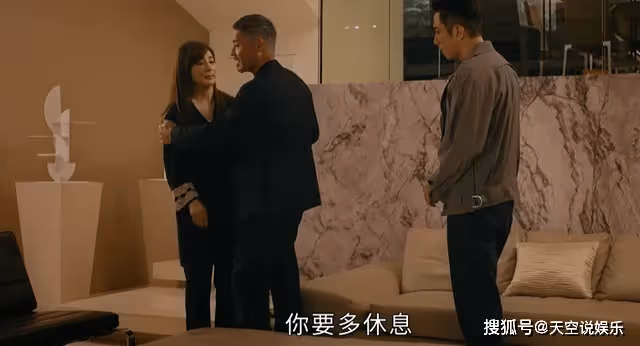 《廉政狙擊》50歲還要獻身，卓太太的代價，才是方家晴被排斥的關鍵