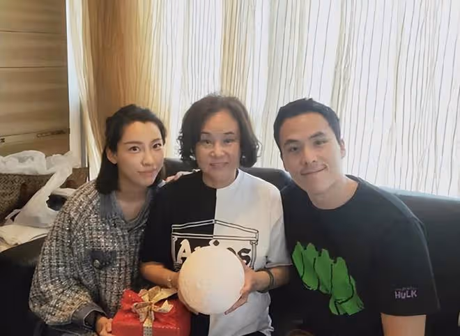 賭王前兒媳齊嬌回港！高調曬倆女兒近照，長女長相首曝光太像三太