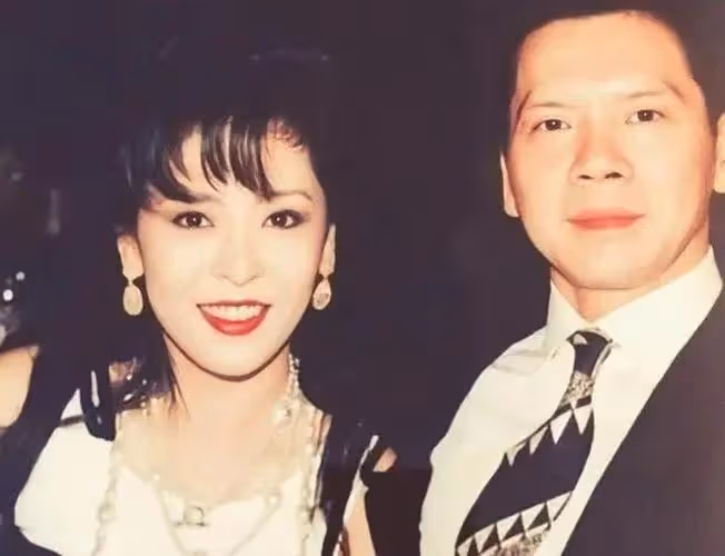 向太直播向華強全程陪伴，鮮有人知他還有個被稱為珠寶女王的女兒