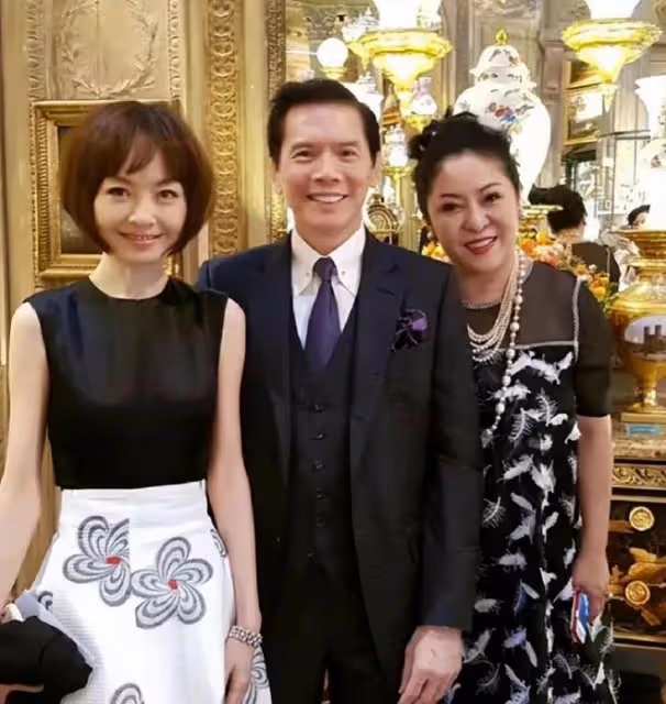 向太直播向華強全程陪伴，鮮有人知他還有個被稱為珠寶女王的女兒