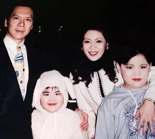 向太直播向華強全程陪伴，鮮有人知他還有個被稱為珠寶女王的女兒