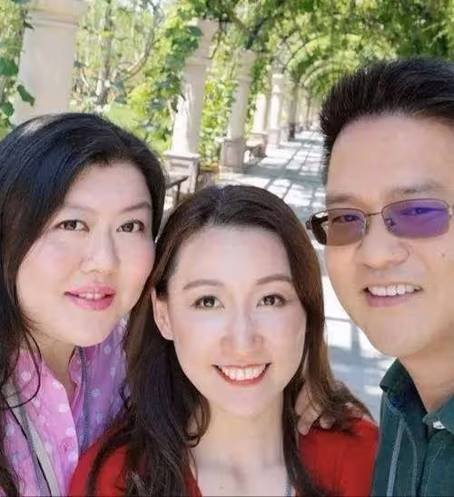 向太直播向華強全程陪伴，鮮有人知他還有個被稱為珠寶女王的女兒