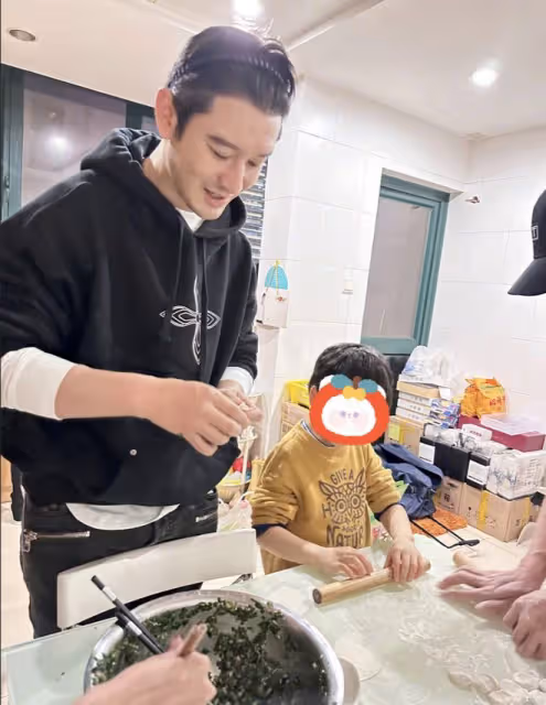 黃曉明冬至帶兒子陪父母包餃子,趙麗穎楊冪龔俊等眾星曬餃子過節