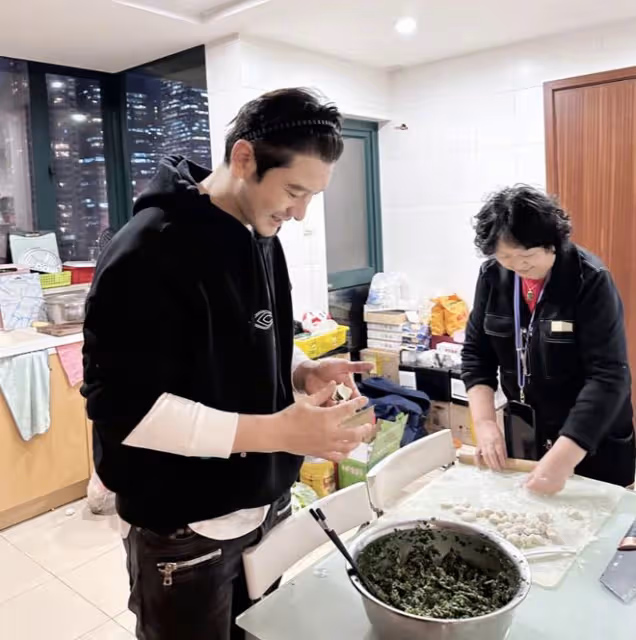 黃曉明冬至帶兒子陪父母包餃子,趙麗穎楊冪龔俊等眾星曬餃子過節