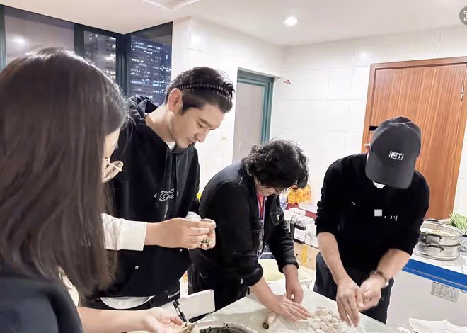黃曉明冬至帶兒子陪父母包餃子,趙麗穎楊冪龔俊等眾星曬餃子過節