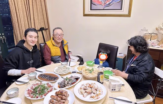 黃曉明冬至帶兒子陪父母包餃子,趙麗穎楊冪龔俊等眾星曬餃子過節