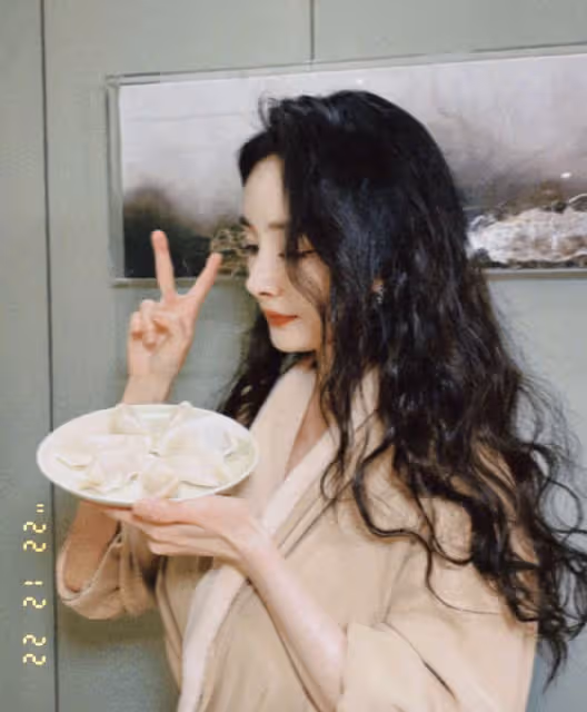 黃曉明冬至帶兒子陪父母包餃子，趙麗穎楊冪龔俊等眾星曬餃子過節