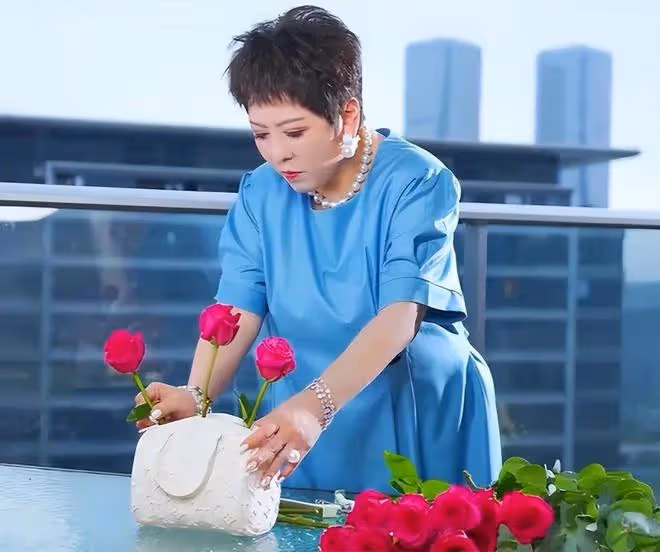 吉祥物人形立牌？向太直播一晚上賣3億背後，是為向佐郭碧婷鋪路