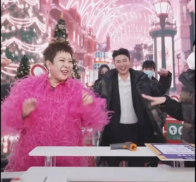 吉祥物人形立牌？向太直播一晚上賣3億背後，是為向佐郭碧婷鋪路