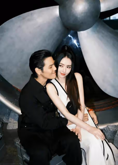 吉祥物人形立牌？向太直播一晚上賣3億背後，是為向佐郭碧婷鋪路