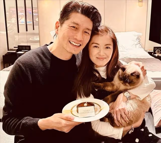 覓得真愛!52歲TVB不老男神慶結婚兩周年,太太曾有一段三年婚姻