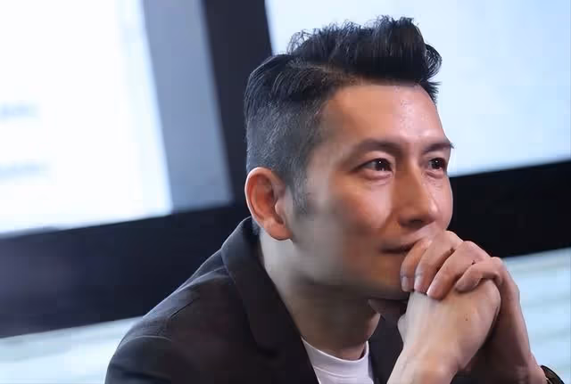 覓得真愛!52歲TVB不老男神慶結婚兩周年,太太曾有一段三年婚姻