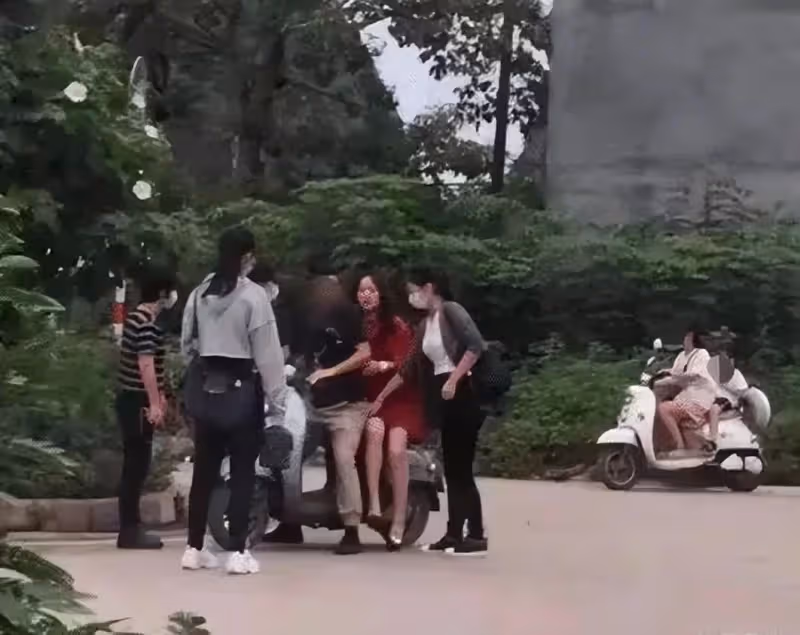 逆境重生!她是「玉女掌門人」紅極一時 今51歲「落魄到工地賣唱」網友:不可憐「豪宅頂樓有花園」