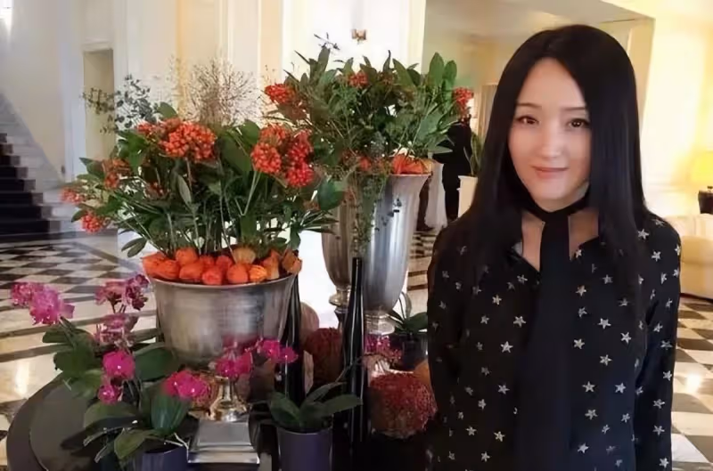 逆境重生!她是「玉女掌門人」紅極一時 今51歲「落魄到工地賣唱」網友:不可憐「豪宅頂樓有花園」