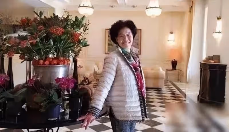 逆境重生!她是「玉女掌門人」紅極一時 今51歲「落魄到工地賣唱」網友:不可憐「豪宅頂樓有花園」