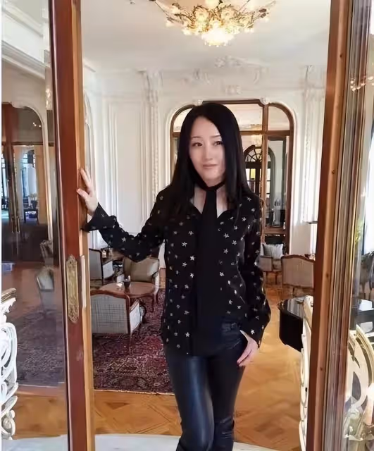 逆境重生!她是「玉女掌門人」紅極一時 今51歲「落魄到工地賣唱」網友:不可憐「豪宅頂樓有花園」